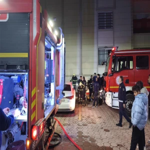 Şanlıurfa'da binanın girişinde çıkan yangın korkuttu
