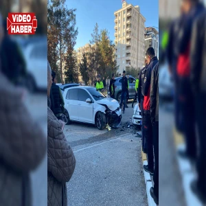 Şanlıurfa'da otomobiller çarpıştı! Araçta sıkıştılar...