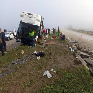 Bayram günü feci kaza! Yolcu otobüsü devrildi: Ölü ve yaralılar var