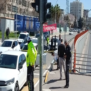 Şanlıurfa'da seyir halindeki otomobil kurşunlandı...