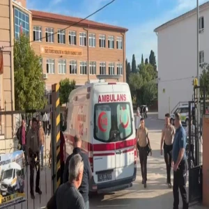 Manisa'da okul önünde silahlı saldırı: Yaralı öğrenciler var
