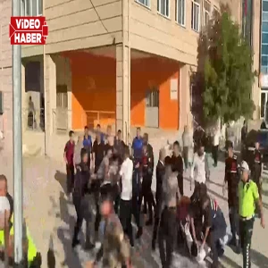 Manisa’da okul önündeki silahlı saldırı sonrası veliler okula akın etti: Arbede yaşandı