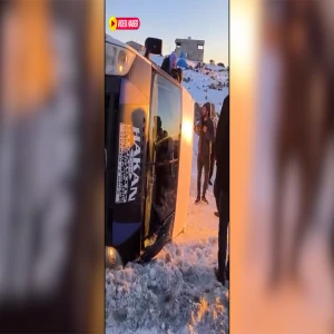 Şanlıurfa'da kayganlaşan yol kaza getirdi: Minibüs devrildi