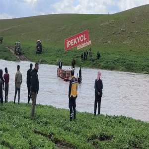Şanlıurfa'da can pazarı: Traktör dereye uçtu, 3 kişi mahsur kaldı!