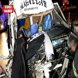 Şanlıurfalı tarım işçilerini taşıyan minibüs tıra çarptı: 12 kişi yaralandı