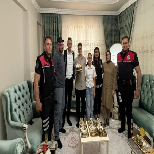 Şanlıurfa'da şehit çocuğuna sürpriz doğum günü kutlaması