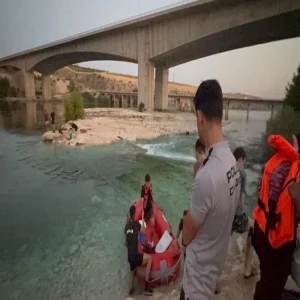 Fırat Nehri’nde su seviyesi yükseldi: 10 kişi mahsur kaldı