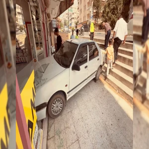 Şanlıurfa'da hızını alamayan araç dükkana daldı