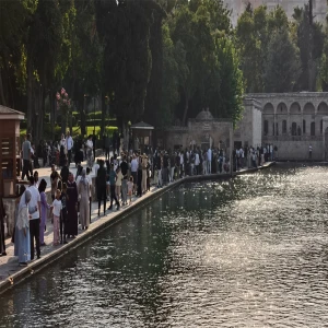 Şanlıurfa’da sıcak hava akşam hareketliliğini artırdı! Balıklıgöl doldu taştı