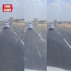Şanlıurfa'da kazaya davet çıkaran anlar: Saman yüklü tır tehlike saçtı