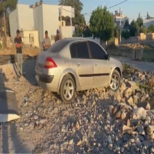 Şanlıurfa'da korku dolu dakikalar: Park halindeki araç çukura düştü