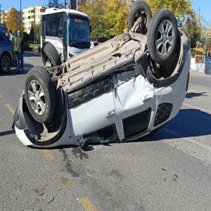 Şanlıurfa'da  iki otomobil çarpıştı biri ters döndü: 4 yaralı