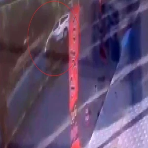 Şanlıurfa'da hafif ticari aracın ağaca çarptığı kaza anı kameraya yansıdı