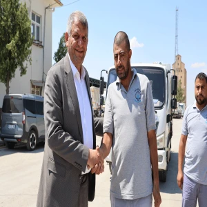 Şanlıurfa’da çöpten aldığı Türk bayrağını öpmüştü! Duyarlı personele ödül