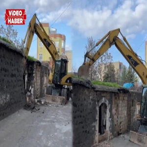 Şanlıurfa’da çökme tehlikesi olan bir bina ekipler tarafından yıkıldı!