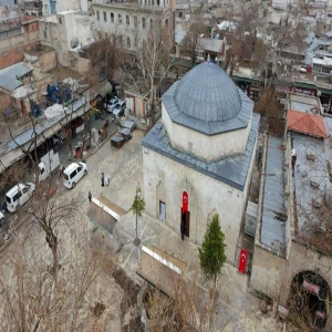 Şanlıurfa'da depremde hasar gören tarihi cami ibadete açıldı