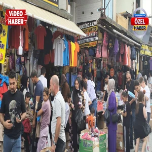 Şanlıurfa’da "son gün" çılgınlığı: Meydana akın ettiler! İğne atsan yere düşmüyor