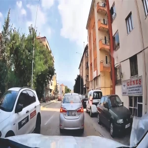 Otomobilden yola çöp atan sürücüye ceza! Araç içi kamerasına yakalandı