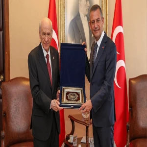Yağmur altındaki görüntüler gündem olmuştu! Devlet Bahçeli, Özel’i arayıp ne dedi?