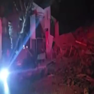 Balıkesir'de peş peşe deprem! Bina yıkıldı