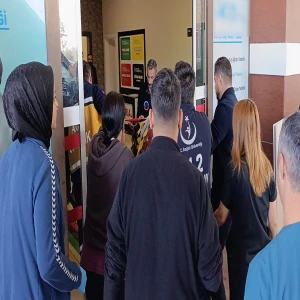 Adıyaman-Şanlıurfa yolunda tekeri çıkan otomobil takla attı!