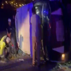 Tarım işçilerini taşıyan minibüs kaza yaptı: Ölü ve yaralılar var!