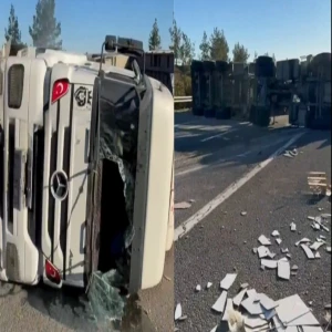 Gaziantep-Şanlıurfa yolunda fayans yüklü tır devrildi! Sürücü yara almadan kurtuldu