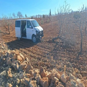 Şanlıurfa’da kontrolden çıkan araç fıstık tarlasına uçtu
