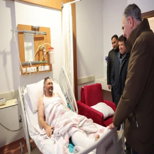 Şanlıurfa’da görevi başındayken ayağını kırmıştı! Başkan Kuş’tan personele ziyaret