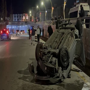 Şanlıurfa'nın komşu ilinde feci kaza! Otomobil refüje çarpıp takla attı: Yaralılar var...