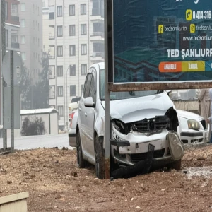 Şanlıurfa’da kontrolden çıkan araç billboard direğine çarptı!