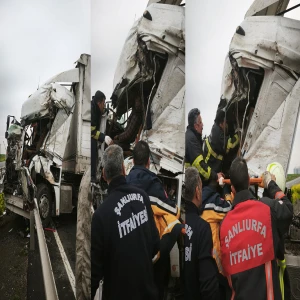 Viranişehir- Mardin yolunda tır kazası! Sürücü araçta sıkıştı