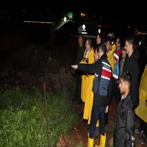 Haliliye'de sağanak mesaisi: Kaymakam ve Belediye Başkanı sahada...