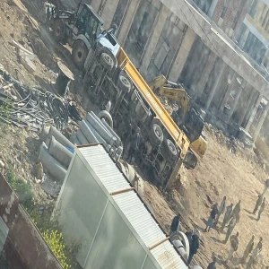 Şanlıurfa’da inşaat alanı karıştı: Dev kamyon yan yattı!