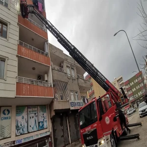 Şanlıurfa'da işitme engelli çocuk evde mahsur kaldı! İtfaiye yardıma koştu