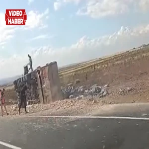 Şanlıurfa’da kontrolden çıkan kamyon yan yattı!