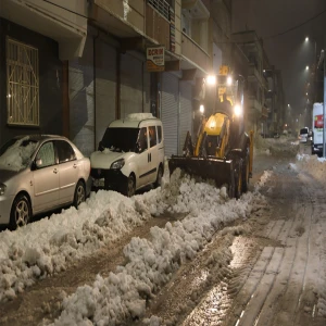 Kırsal mahallelerden ana arterlere: Şanlıurfa sokakları kar ve buzdan temizleniyor