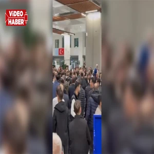 Umre yolculuğunda yumruk yurmruğa kavga