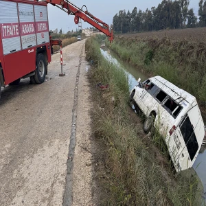 Tarım işçileri taşıyan servis kanala uçtu: 18 yaralı