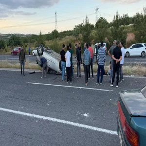 Şanlıurfa'da feci kaza! Otomobil ters döndü, 2 kişi yaralandı