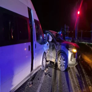 Adıyaman-Şanlıurfa yol ayrımında minibüsle otomobil çarpıştı:  15 yaralı