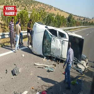 Kontrolden çıkan araç yan yattı: Malzemeler yola saçıldı