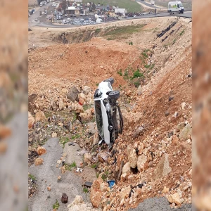 Şanlıurfa'da sabah saatlerinde korkutan kaza! Araç şarampole devrildi