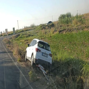 Harran'da otomobil levhaya çarptı! Araç yol kenarında bırakıldı