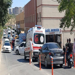 Şanlıurfa’da kontrolden çıkan araç kaldırımdaki öğrencilere çarptı!