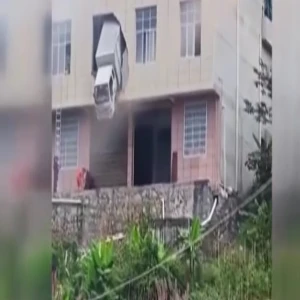 İlginç kaza! Kamyon eve daldı, pencerede asılı kaldı