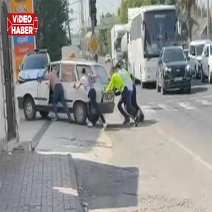 Şanlıurfa’da yolda kalan araca polis omuz verdi