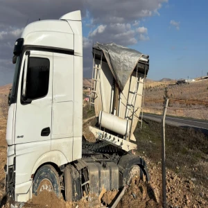 Şanlıurfa'da harfiyat kamyonu tarlaya daldı!