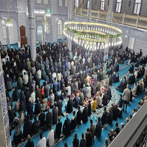 Peygamberler şehrinde bayram coşkusu: Camiler doldu taştı