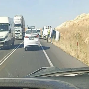 Şanlıurfa’da araç yol kenarına savruldu!